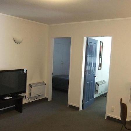 83 By The Sea Motor Lodge Lower Hutt Bagian luar foto